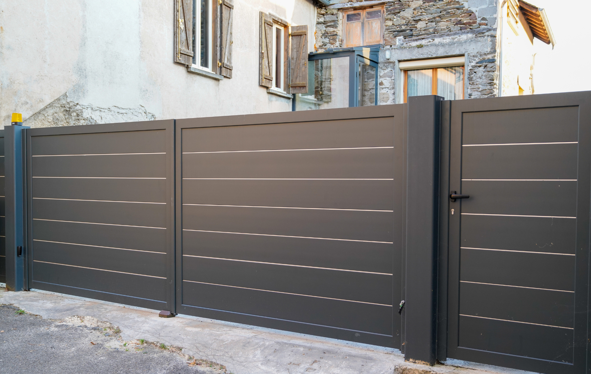 Portail en aluminium sur mesure installé en Loire-Atlantique