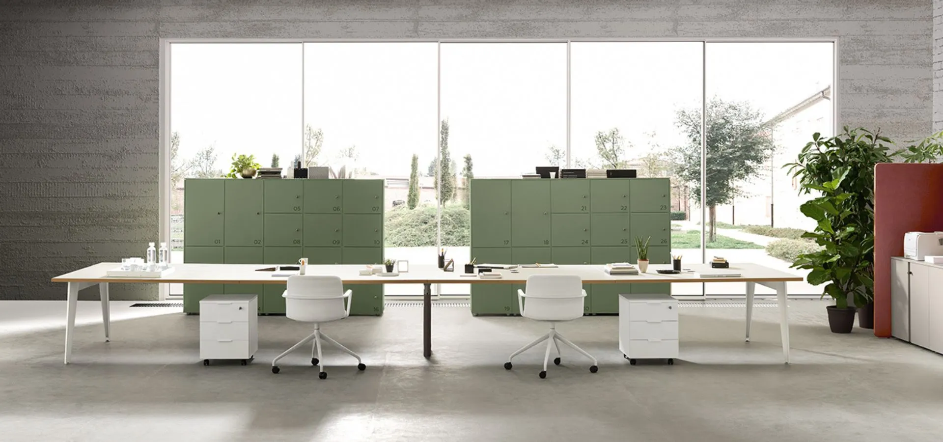 Espace de flex office avec bureaux non attitrés, casiers et zones collaboratives
