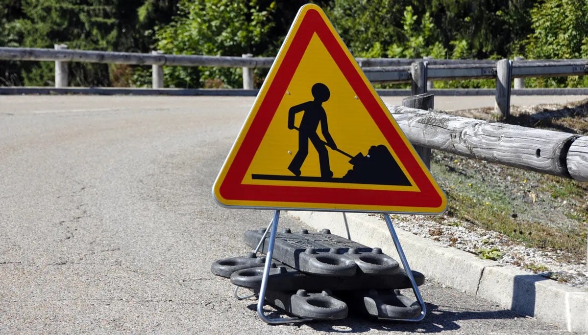Panneau de chantier signalant des travaux en cours sur une voirie