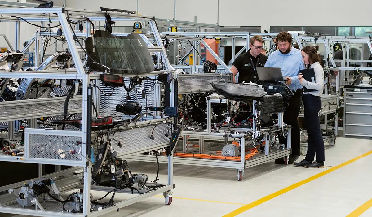 Usine connectée avec machines industrielles et écrans de pilotage en temps réel