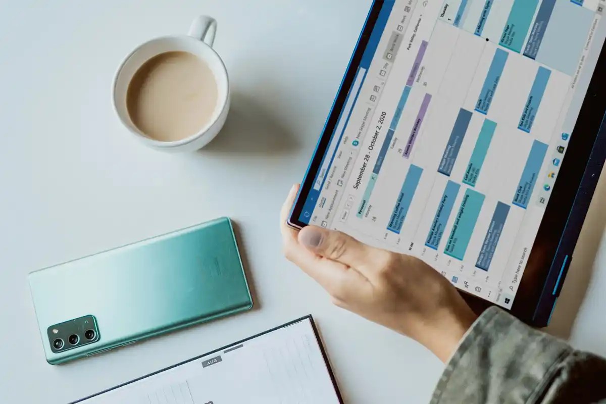 Investisseurs échangeant avec une équipe de startup lors d'une levée de fonds
