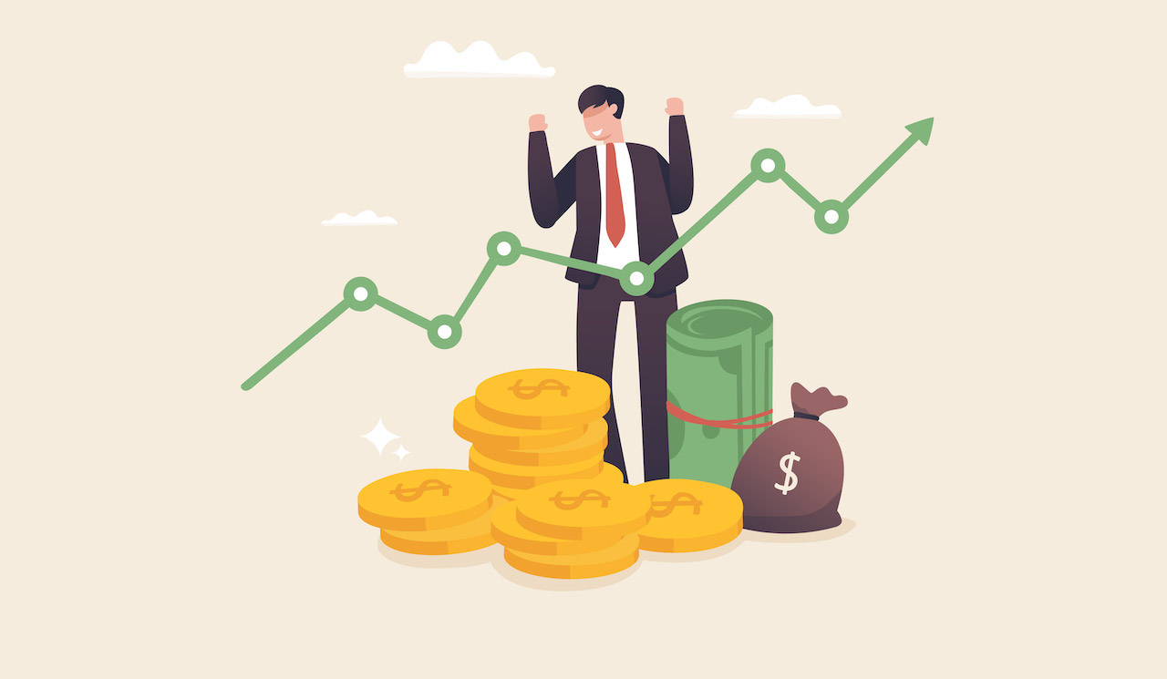 Épargnant comparant différents placements financiers avant d'investir