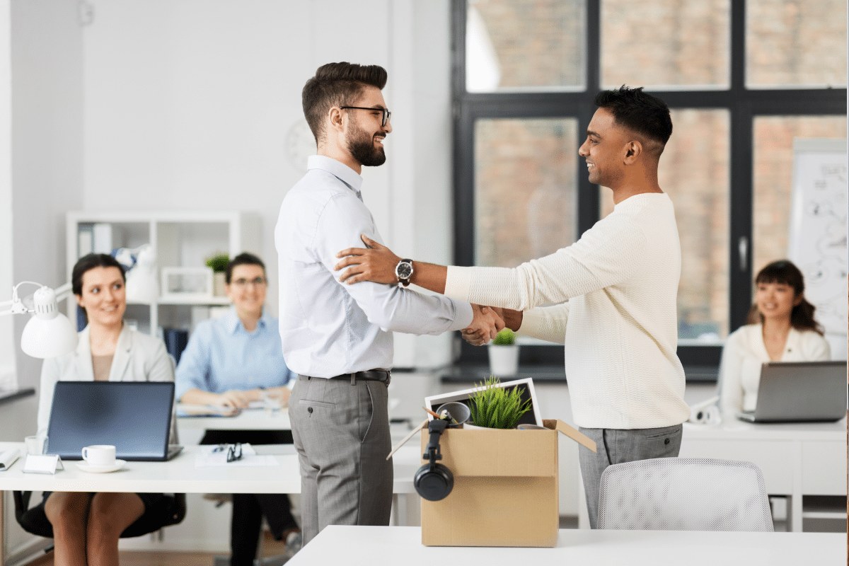Nouveaux collaborateurs en réunion d'intégration dans une entreprise