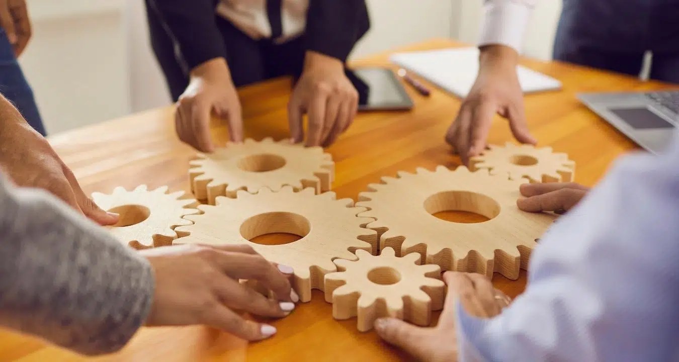 Équipe travaillant sur un projet d'intrapreneuriat en entreprise