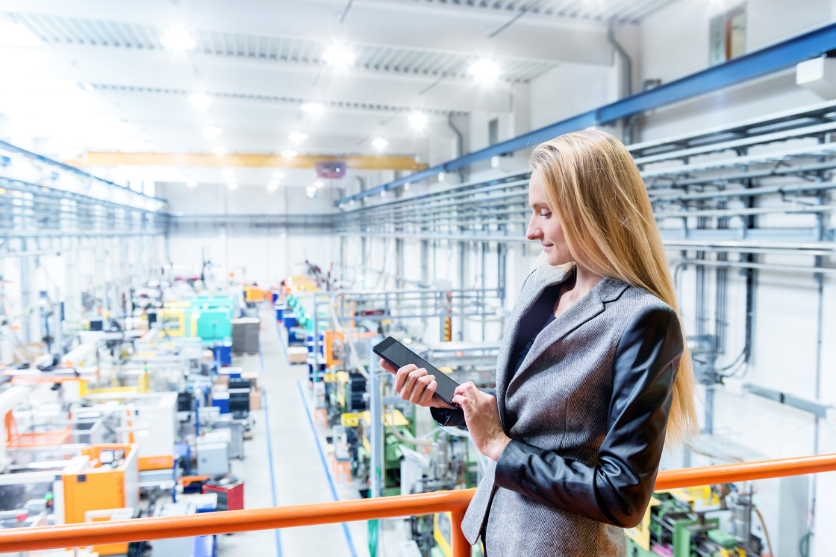 Opérateur et robot collaboratif dans une usine engagée dans l'industrie 5.0