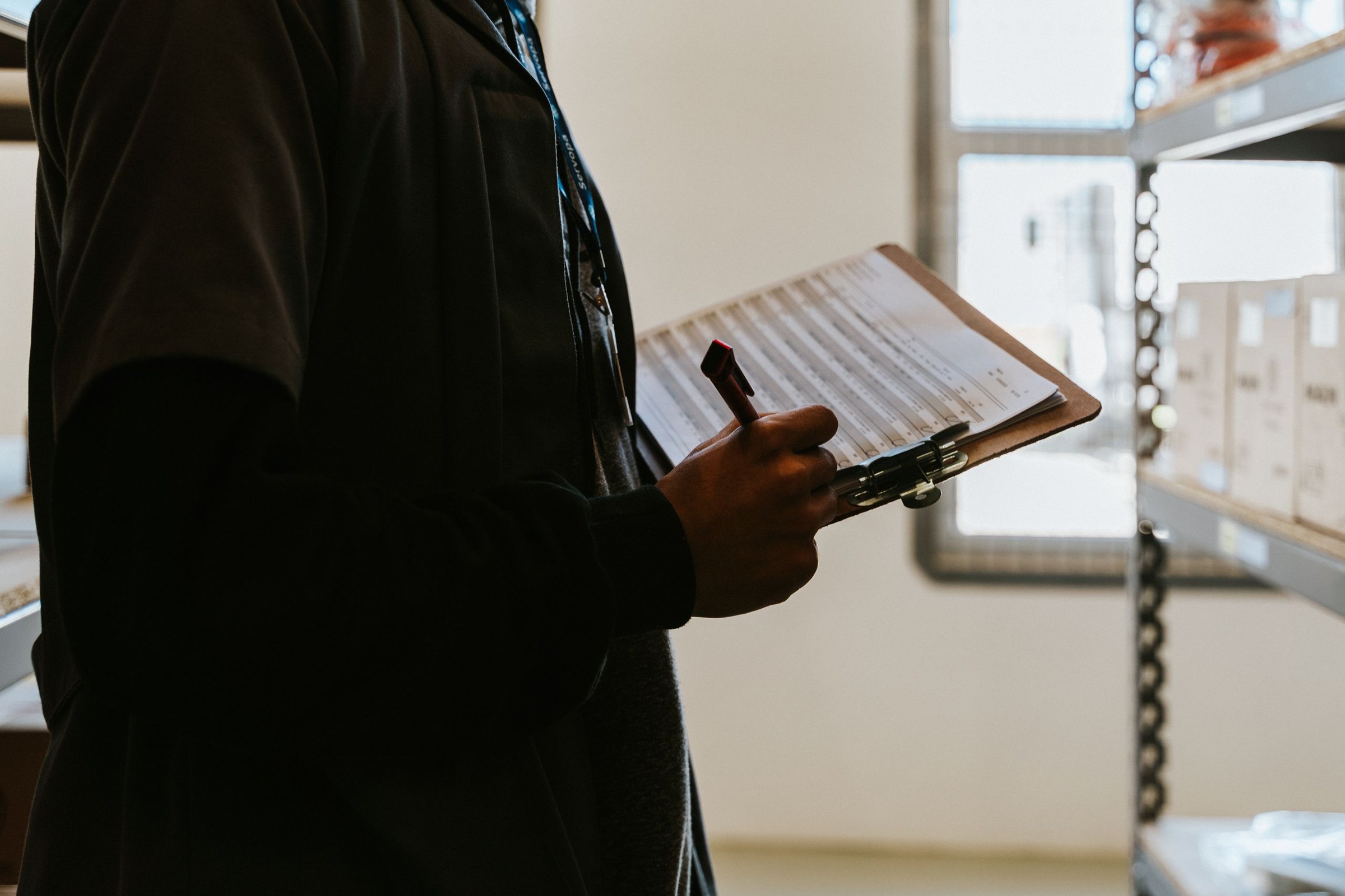 Technicien assurant la gestion des installations techniques d'un bâtiment tertiaire