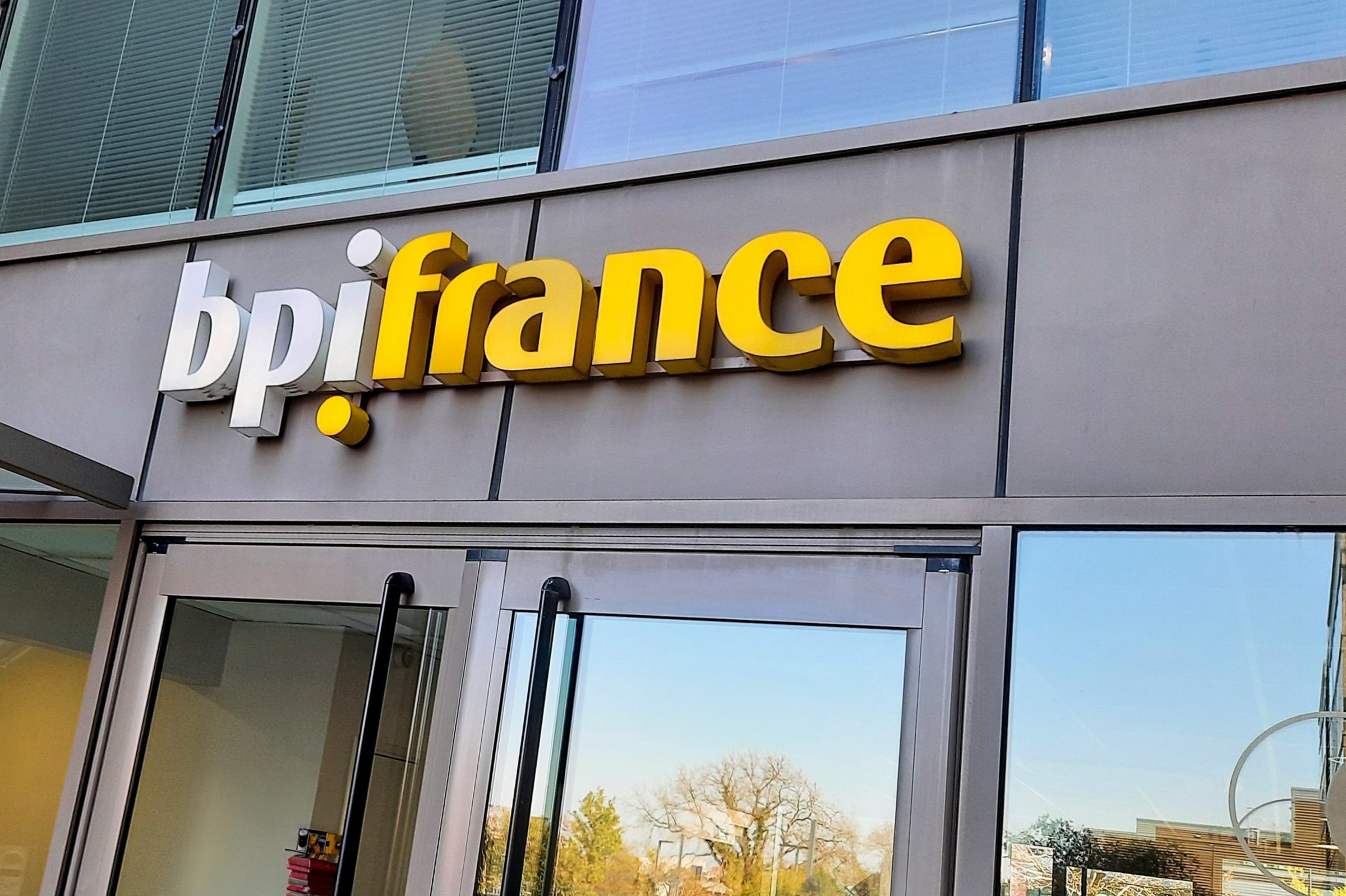 Dirigeant d'entreprise étudiant une offre Bpifrance de financement avec son conseiller